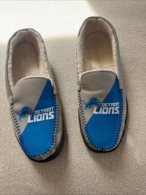 Foco- Detroit Lions Blue & Gray Slip-On Slippers. Size large NEW